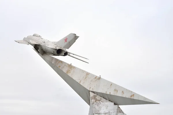 Monument to military pilots - a MiG-19 fighter plane. — Stock Photo, Image