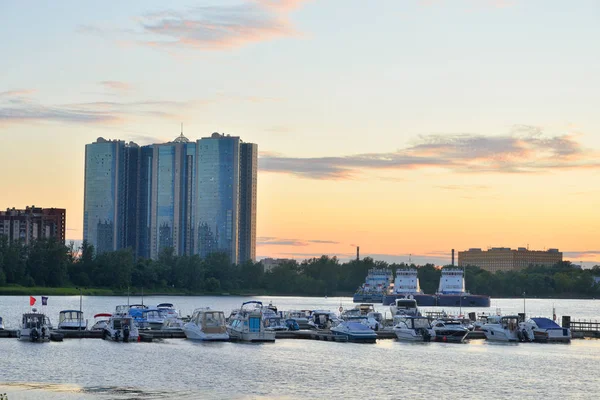 Widok z molo na przedmieściach Sankt Petersburga o zachodzie słońca. — Zdjęcie stockowe