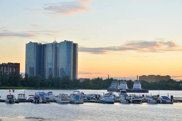 Vista del muelle del barco en las afueras de San Petersburgo al atardecer . —  Fotos de Stock