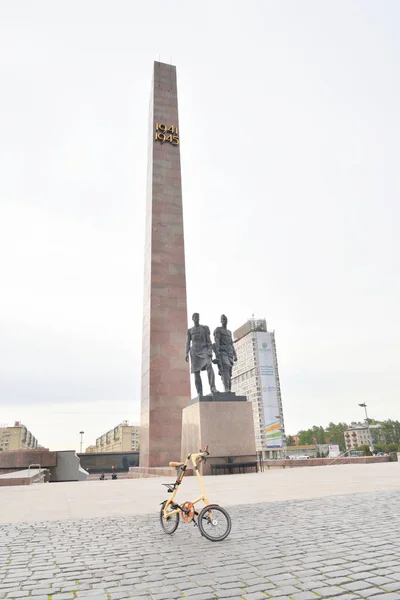 Monument voor de heroïsche verdedigers van leningrad. — Stockfoto