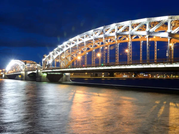 Peter der Große Brücke bei Nacht. — Stockfoto