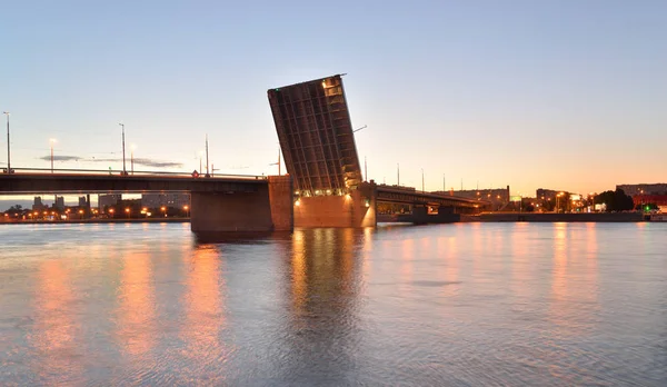 Volodarsky brug bij nacht. — Stockfoto