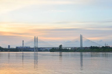 Askılı köprü gün batımında.