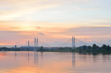 Askılı köprü gün batımında.