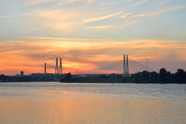 Askılı köprü gün batımında.