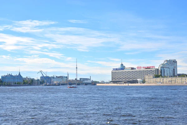 Rivier de Neva in centrum van Sint-Petersburg. — Stockfoto