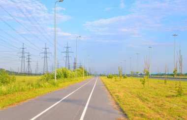 Bisiklet yolu yaz güneşli gün.