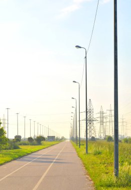 Bisiklet yolu yaz güneşli gün.