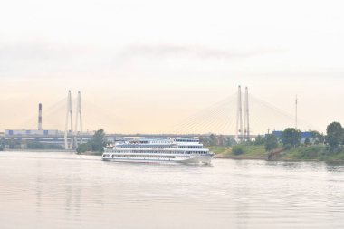 Kablo köprü ve Neva nehri kaldı..