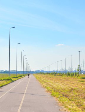 Bisiklet yolu yaz güneşli gün.