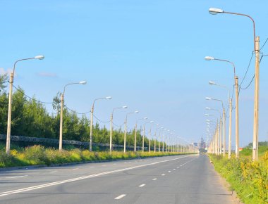 Güneşli bir gün, boş yol.