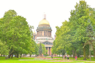 Alexandrovsky Bahçe ve St. Isaac's Cathedral.