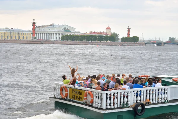 Neva Nehri üzerinde zevk tekneler. — Stok fotoğraf