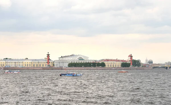 Vasilyevsky 島とネヴァ川の唾を吐く. — ストック写真