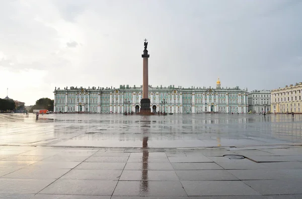 Utsikt över Palace Ssquare på regnig dag. — Stockfoto