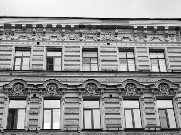 Ancien bâtiment dans le centre de Saint-Pétersbourg . — Photo