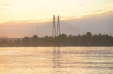 Kablo köprü ve Neva nehri kaldı..