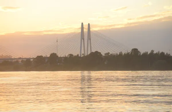 Kábel maradt híd és Neva folyó. — Stock Fotó