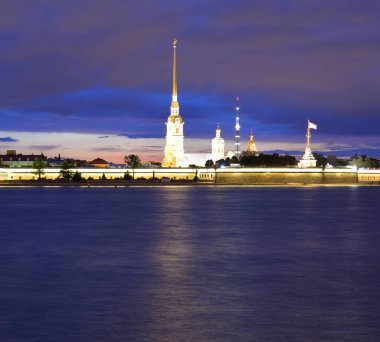 Gece Peter ve Paul Kalesi.