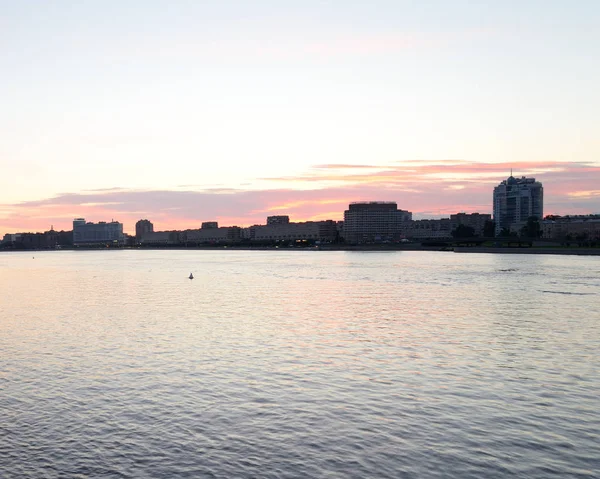 Silhouet van de dijk van de Sverdlovskaya voor zonsopgang. — Stockfoto