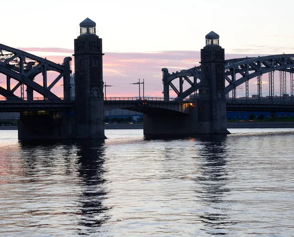 ピョートル大帝のネヴァ川と橋. — ストック写真