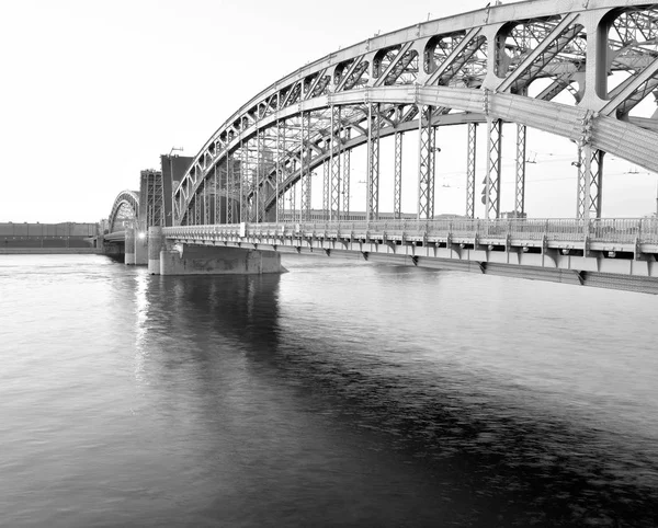 Fiume Neva e Ponte Pietro il Grande . — Foto Stock