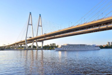 Kablo köprü ve Neva nehri kaldı..