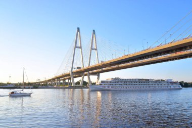 Kablo köprü ve Neva nehri kaldı..