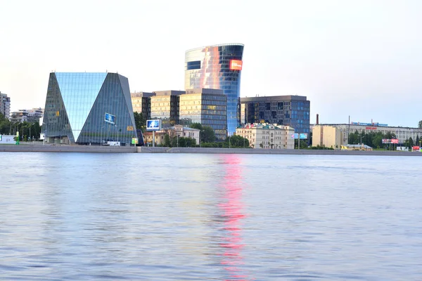 Malookhtinskaya embankment at sunset. — Stock Photo, Image