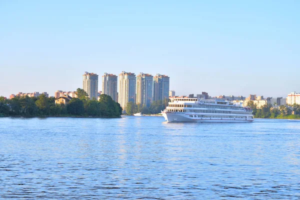 Uitzicht op de rivier de Neva, Sint-Petersburg. — Stockfoto