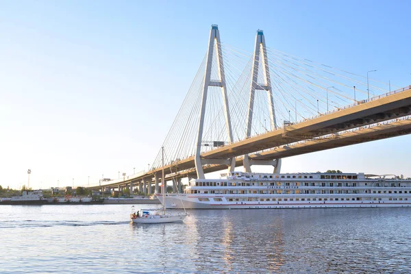 Pont suspendu par câble et rivière Neva. — Photo