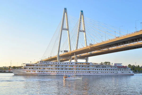 Kablo köprü ve Neva nehri kaldı.. — Stok fotoğraf