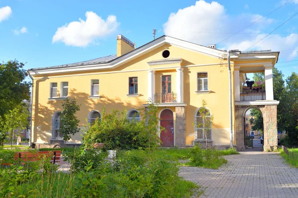 Das Gebäude im Stil von Stalin, Metallostroy. — Stockfoto