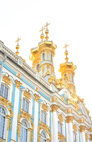 Gyllene kupoler av Catherine Palace kyrka. — Stockfoto