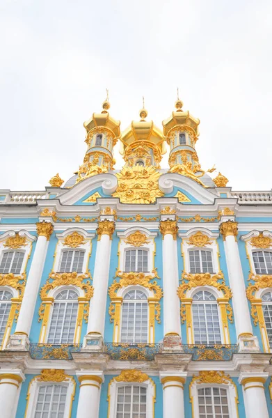 Cúpulas douradas da igreja do Palácio de Catarina . — Fotografia de Stock