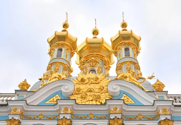 Gouden koepels van Catharinapaleis kerk. — Stockfoto