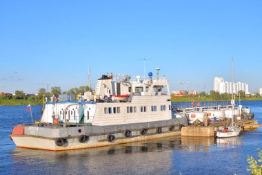 neva Nehri üzerindeki yük gemisi