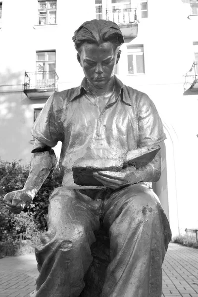 Escultura - um jovem lendo um livro . — Fotografia de Stock