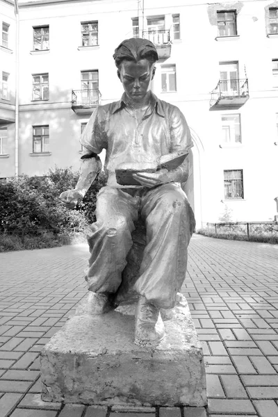 Sculpture - un jeune homme lisant un livre . — Photo