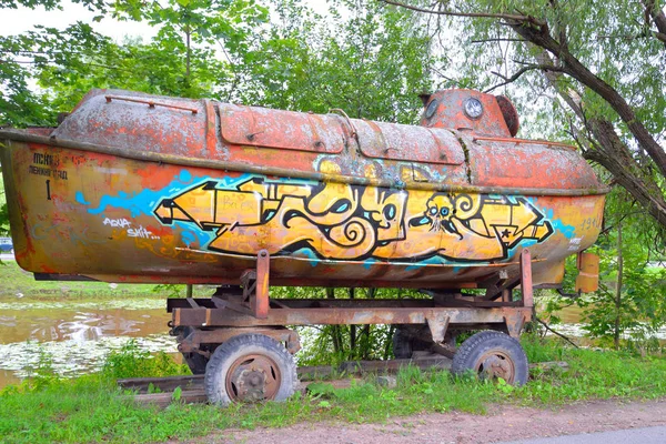 Old abandoned rescue boat. — Stock Photo, Image