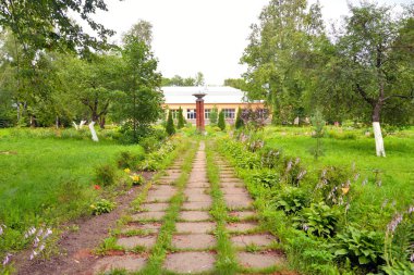 Kutsal Üçlü Sergius deniz erkekler manastır avlusunda.