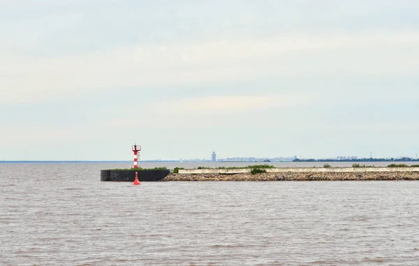 Uitzicht op de pier en de Finse Golf in Strelna. — Stockfoto