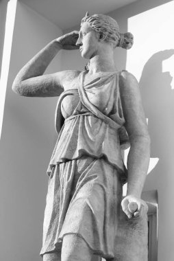 Artemis heykeli .