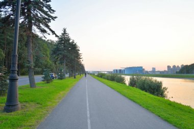 Bisiklet yolu yaz akşam.