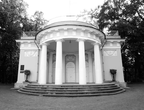 Pavilhão na Ilha Yelagin em São Petersburgo . — Fotografia de Stock