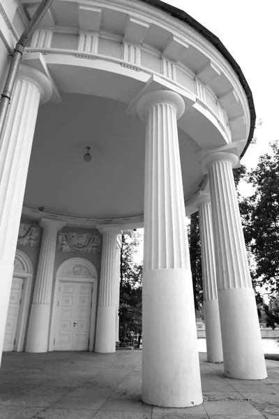 Colonnes du pavillon sur l'île Yelagin à Saint-Pétersbourg . — Photo