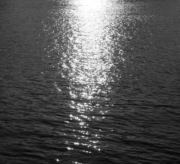 Vatten med reflektion av solen. — Stockfoto