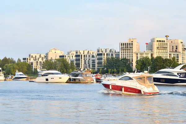 Utsikt över banvallen av floden Neva på ön Krestovsky — Stockfoto