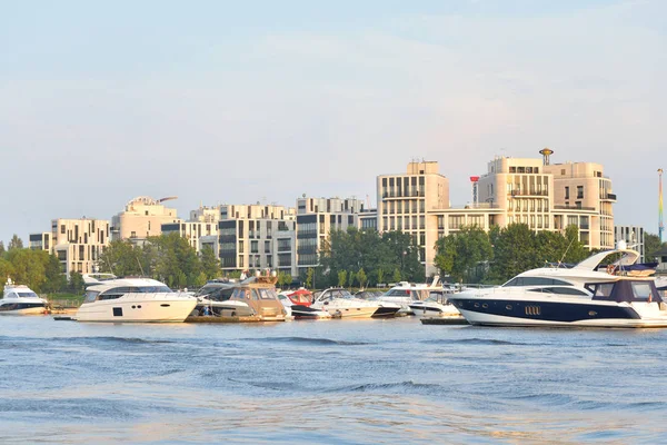 Utsikt över banvallen av floden Neva på ön Krestovsky — Stockfoto