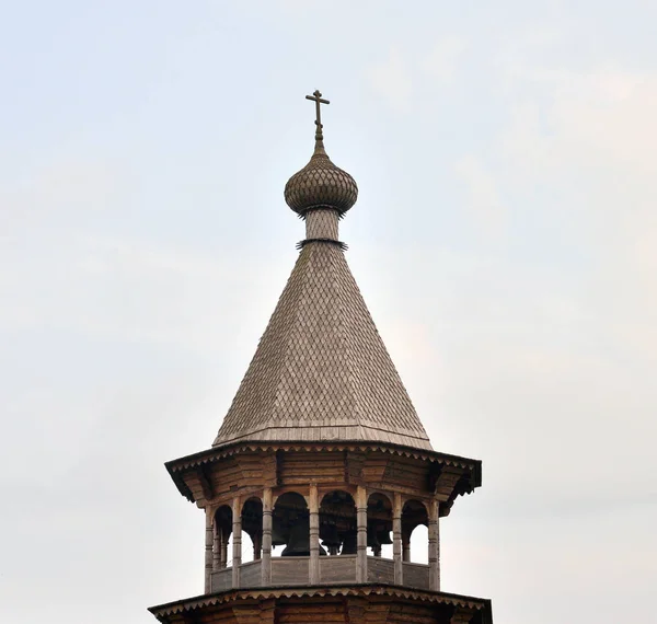 Klokkentoren in complexe Manor Bogoslovka in de buurt van St. Petersburg. — Stockfoto